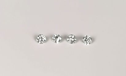 null Ensemble de quatre diamants sur papier pesant au total environ 0.3 carat.