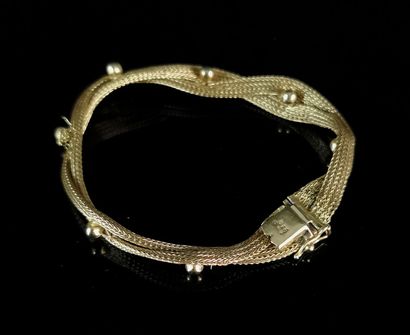null Bracelet en or jaune formé de torsades et perles d'or.

L_19,5 cm.

17,09 grammes,...
