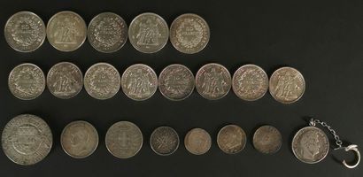 null Ensemble de 20 pièces en argent comprenant :

- Cinq pièces de 50 francs Hercule,

-...