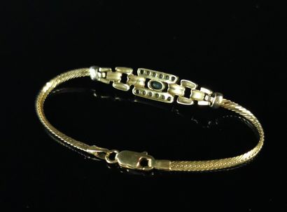 null Bracelet en or jaune, pierre bleue et diamants.

L_17 cm.

Poids brut : 9,15...