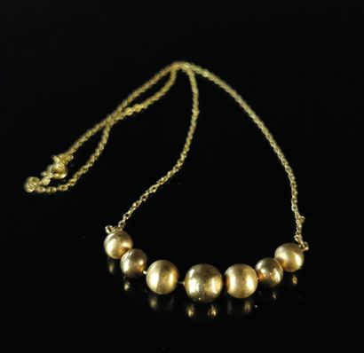 null Collier en or jaune retenant sept perles en or.

L_42,5 cm.

5,49 grammes, 18K,...