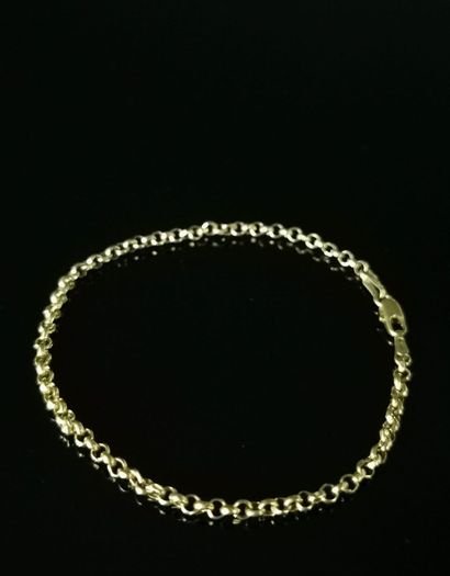 null Petit bracelet à maille circulaire en or jaune.

L_17,5 cm.

1,83 grammes, 18K,...