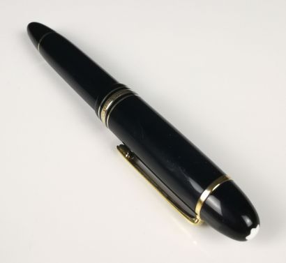 null MONTBLANC.

Grand stylo plume modèle « Meisterstuck n°149 », en résine laquée...