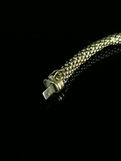 null Bracelet en or jaune semi-rigide.

L_18,5 cm.

17,85 grammes, 18K, 750°/00