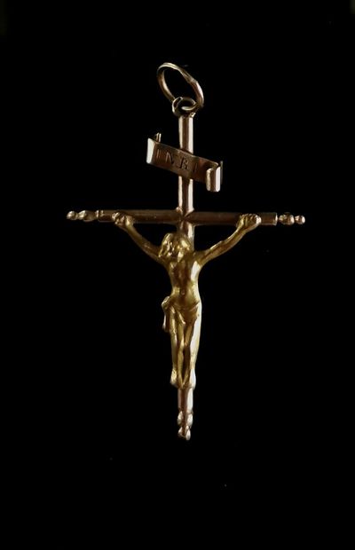 null Pendentif en or jaune figurant un Christ en croix.

H_3,3 cm.

1,83 grammes,...