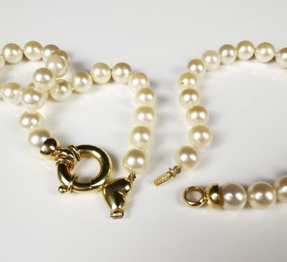 null Collier de perles , le fermoir et le pendentif coeur en or.

Il peut se transformer...