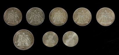 null Lot de huit pièces en argent comprenant :

- Cinq pièces de 10 francs.

- Deux...