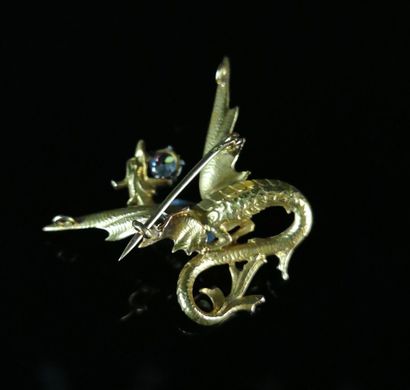 null Broche en or jaune figurant un dragon, les ailes déployées, la gueule ouverte,...