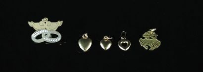 null Cinq pendentifs en or jaune et or gris, trois présentent un coeur.

2.54 grammes...