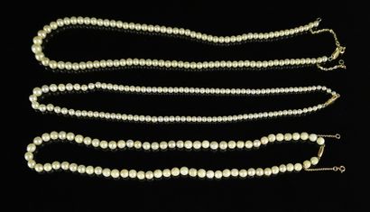 null Trois colliers de perles, les fermoirs en or.

L_46,5 cm, D_ entre 3 et 6 mm,...