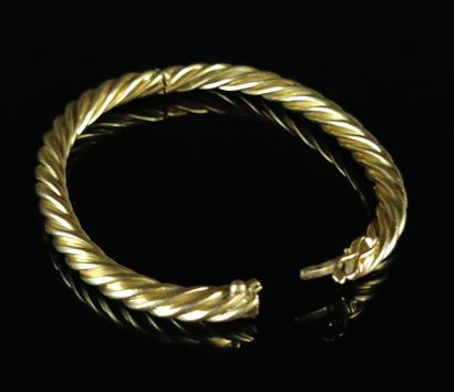 null Bracelet rigide en or jaune à motif torsadé. 

D_4,2 cm, L_18,5 cm.

22.56 grammes...