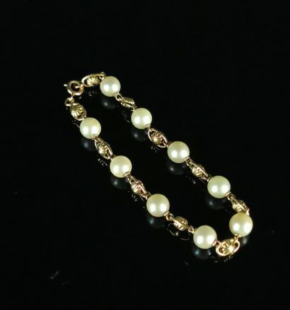 null Bracelet en or jaune alterné de perles.

L_19,5 cm.

Poids brut : 10.28 grammes,...