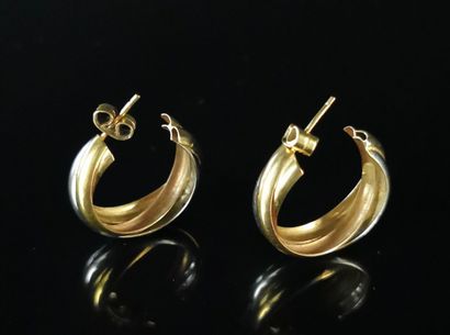 null Paire de boucles d'oreilles en or à trois anneaux entrecroisés.

D_2,4 cm.

9,23...