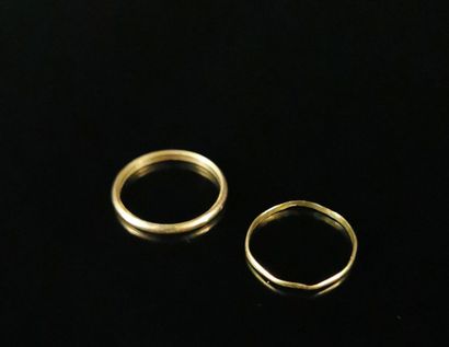 null Deux anneaux en or jaune, un présente des déformations.

Tour de doigt : 59...
