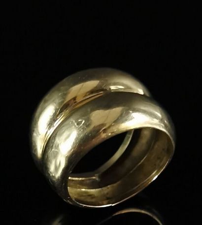 null Bague en or jaune formée de deux larges anneaux superposés.

Tour de doigt :...