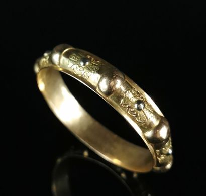 null Bracelet à godrons en or jaune à motifs stylisés.

D_7,4 cm.

23.89 grammes...