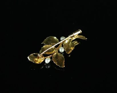 null Broche en or jaune formant une branche, ornée de trois perles.

L_ 4.2 cm.

Poids...