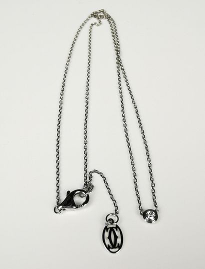 null CARTIER.

Chaine en or blanc, retenant en pendentif un diamant pesant environ...