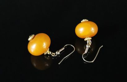 null Paire de boucles d'oreilles en ambre.

H_ 1,6 cm D_1,8 cm
