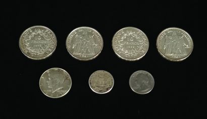 null Ensemble de sept pièces en argent comprenant : 

- Quatre pièces de 10 francs...