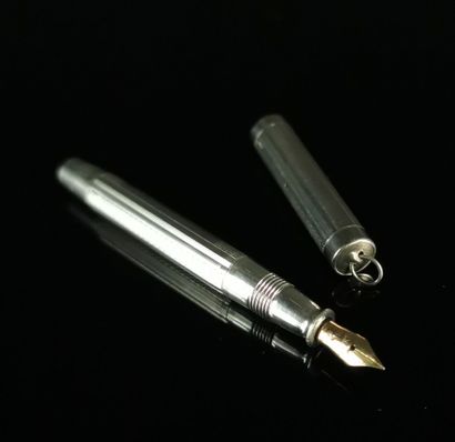 null EDACOTO. 

Petit stylo plume en argent, la plume en or. 

L_9 cm.

Poids brut...