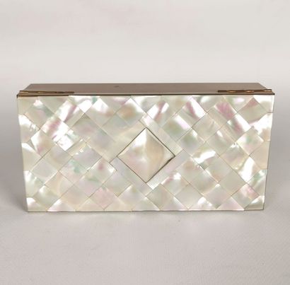 null ELGIN AMERICAN.

Jewelry box in gilded metal and mother-of-pearl.

H_4,5 cm...