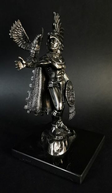 null Statuette figurant Moctezuma et l'aigle, en métal argenté, reposant sur un socle...