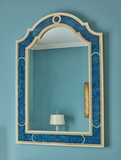 null Travail français des années 1980.

Important miroir en bois, laque et résine...