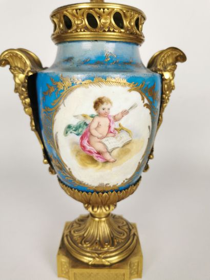 null Pair of cassolettes forming a perfume burner in porcelain, the mounts in gilt...