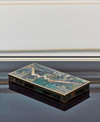 null MEXICO.

Cigarette box in metal and enamel imitating stone.

H_2 cm W_20,5 cm...