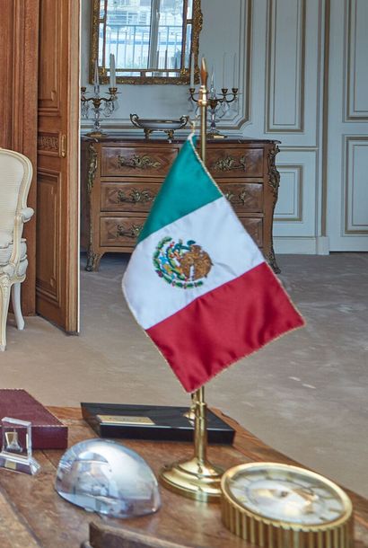 null Drapeau de bureau du président mexicain, en laiton et tissu brodée.

H_47,5...