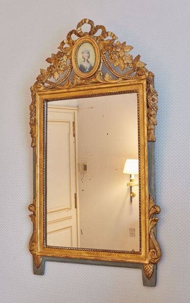 null Miroir en bois laqué vert et doré, le fronton orné d'un portrait de la reine...