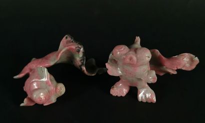 null CHINE.

Paire d'éléphants en quartz rose et deux poissons en pierre dure. 

H_...