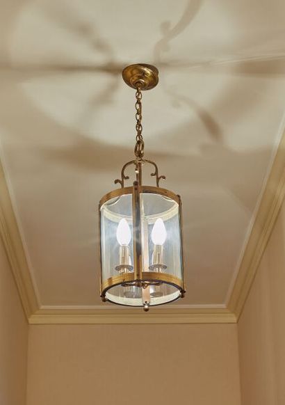 null Suite de trois lanternes en laiton et verre.

Style Louis XVI.

H_64 cm