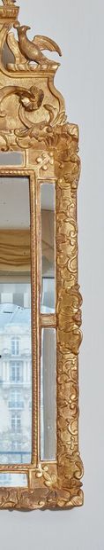 null Important miroir à parecloses et à fronton en bois sculpté et doré, le fronton...