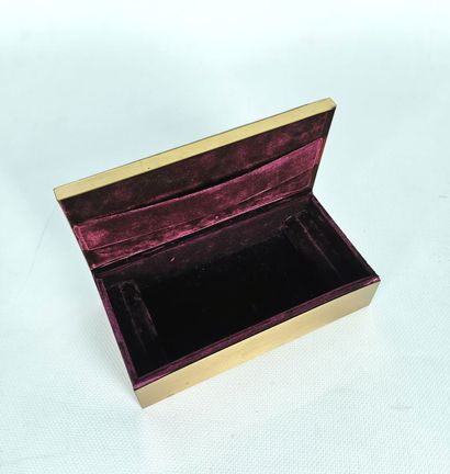 null ELGIN AMERICAN.

Jewelry box in gilded metal and mother-of-pearl.

H_4,5 cm...