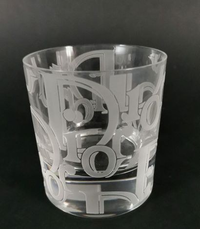 null DIOR.

Suite of six whisky glasses in engraved crystal.

H_9 cm
