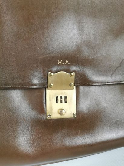null Dark brown leather briefcase with the initials M.A., for Miguel Aleman Valdes.

H_32...