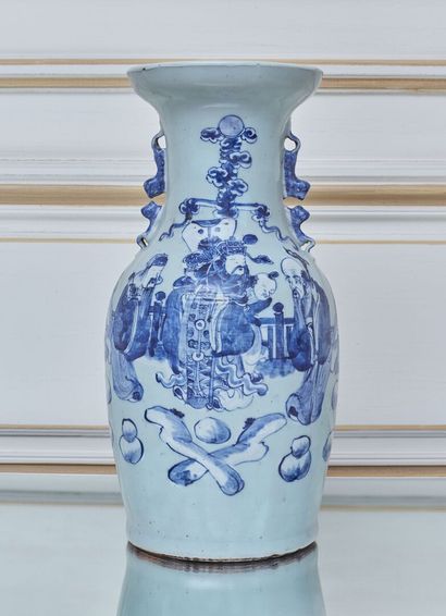 null CHINE.

Vase en porcelaine à fond céladon à décor en camaïeu bleu de dignitaires...
