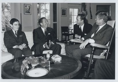  John Fitzgerald Kennedy, Miguel Alemán Valdés, Miguel Alemán Velasco, dans le bureau...