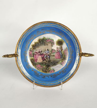 null LIMOGES, dans le goût de SEVRES.

Coupe en porcelaine à décor polychrome d'une...