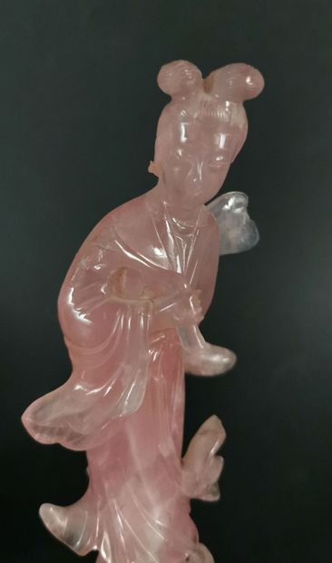 null CHINE.

Deux statuettes de guanyins et un bouddha en quartz rose. 

H_ 18 cm,...