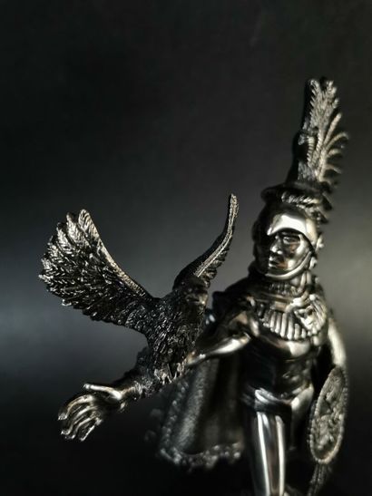 null Statuette figurant Moctezuma et l'aigle, en métal argenté, reposant sur un socle...