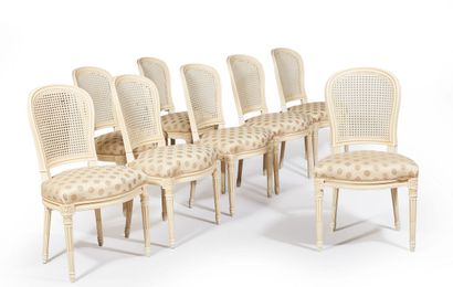 null Suite de huit chaises à dossiers cannés en bois mouluré et sculpté, laqué et...