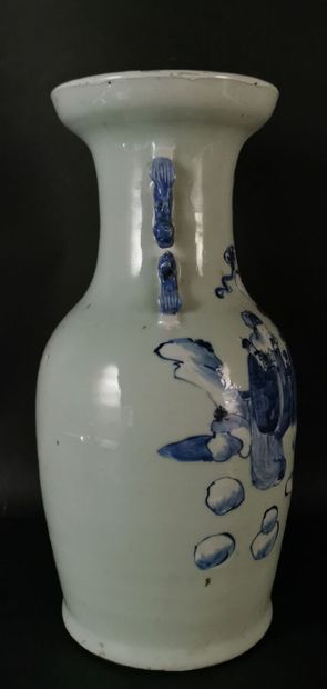 null CHINE.

Vase en porcelaine à fond céladon à décor en camaïeu bleu de dignitaires...