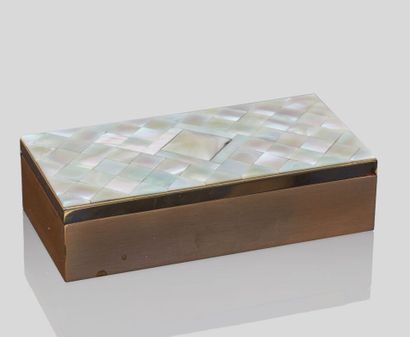 null ELGIN AMERICAN.

Jewelry box in gilded metal and mother-of-pearl.

H_4,5 cm...