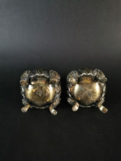 null TANE, Mexico.

Pair of tripod silver sprinklers with ribs.

H_19,8 cm.

663.42...