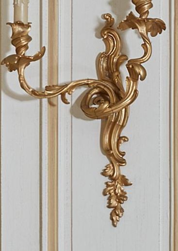 null 
Paire d'appliques en bronze doré, à deux lumières.




Style Louis XV.




H_45...