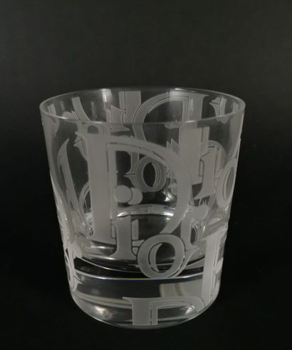 null DIOR.

Suite of six whisky glasses in engraved crystal.

H_9 cm