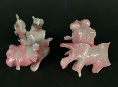 null CHINE.

Paire d'éléphants en quartz rose et deux poissons en pierre dure. 

H_...